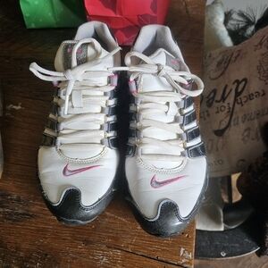 Nike Shox sz 6 White and Black Sneakers with Pink Accents